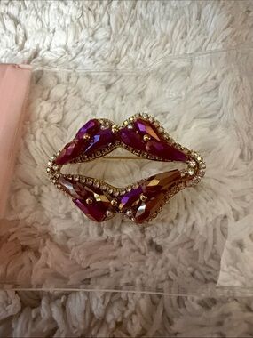 Gold-Tone Pink Crystal Lip Brooch - Sparkling Statement Pin